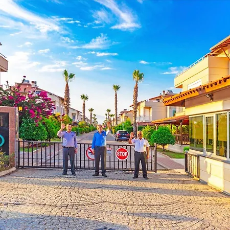 Paradise Town Estella Μπέλεκ